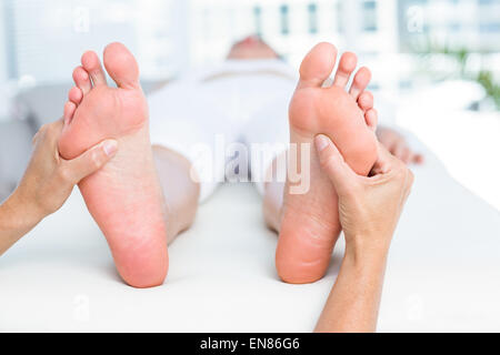 Fisioterapista massaggiare i suoi pazienti piede Foto Stock