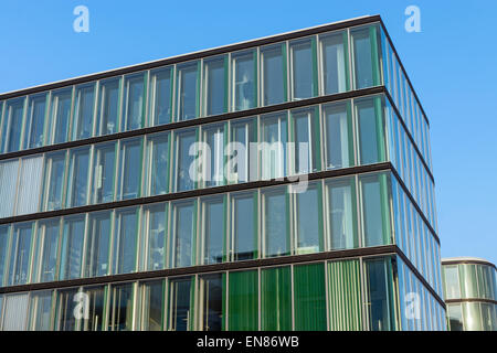 Un moderno edificio con una facciata verde Foto Stock