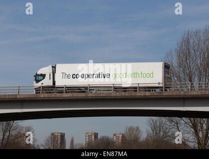 Co-operative carrello viaggia attraverso le Midlands del Regno Unito. Foto Stock