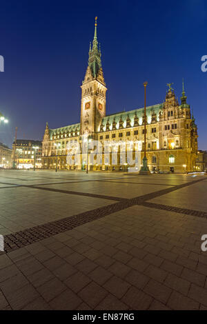 Il municipio storico di Amburgo, Germania, dopo il tramonto Foto Stock