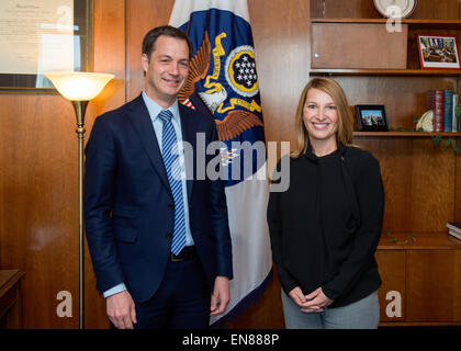 Il vice Segretario di Stato per la gestione delle risorse e Heather Higginbottom in posa per una foto con il Vice primo ministro belga e ministro della Cooperazione allo sviluppo di Alexander De Croo prima del loro incontro presso l'U.S. Il Dipartimento di Stato a Washington D.C., il 16 aprile 2015. Foto Stock