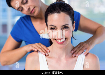 Terapista facendo massaggio alla schiena al suo paziente Foto Stock