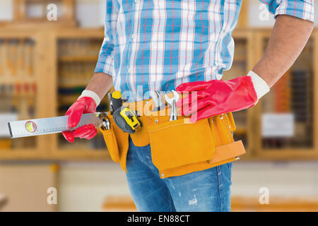 Immagine composita della sezione mediana del tuttofare mantenendo la livella Foto Stock