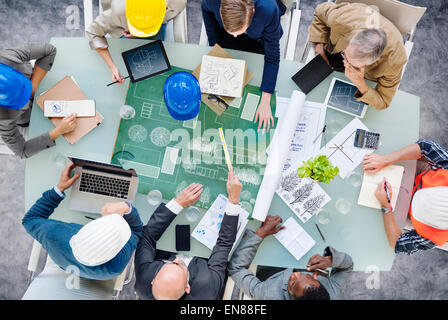 Pianificazione degli architetti intorno al tavolo della Conferenza Foto Stock