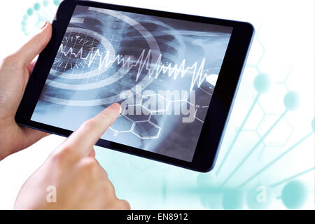 Immagine composita dell'uomo utilizzando tablet pc Foto Stock