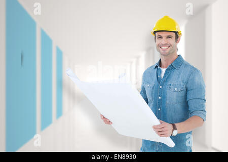 Immagine composita di felice architetto blueprint di contenimento in casa Foto Stock