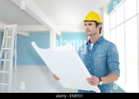 Immagine composita di architetto azienda blueprint in casa Foto Stock