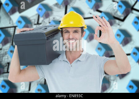 Immagine composita del lavoratore che trasportano la cassetta degli attrezzi sulla spalla durante la gestualità segno ok Foto Stock