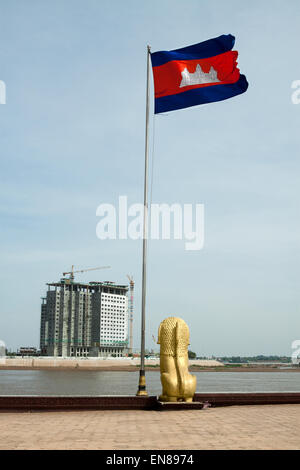 Cambogia bandiera nazionale svolazzanti sul fiume Mekong lato a Phnom Penh in Cambogia, in Asia. Foto Stock