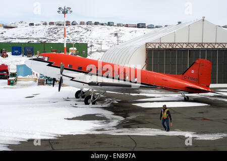 Neve in dotazione vintage DC-3 velivolo saluta U.S. Il segretario di Stato John Kerry come egli arriva in Iqaluit, Canada, il 24 aprile 2015, per una riunione appena al di sotto del Circolo Polare Artico del Consiglio artico, la cui presidenza gli Stati Uniti assumeranno i prossimi due anni. Foto Stock