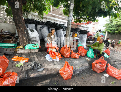 I cambogiani vendere carboni di legna sulla strada a Phnom Pen, Cambogia, in Asia. Foto Stock