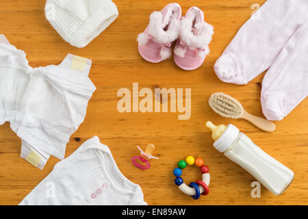 Raccolta di articoli per neonati ripresa dall'alto. Sito ideale eroe o immagine di intestazione Foto Stock