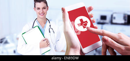 Immagine composita della mano che tiene lo smartphone Foto Stock