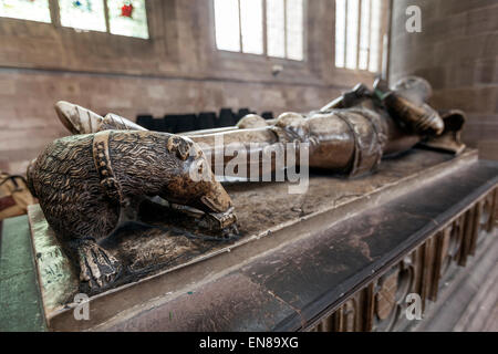 Tomba di Sir Richard Pembridge uno dei primi cavalieri della Giarrettiera. Cattedrale di Hereford, Herefordshire, Regno Unito Foto Stock