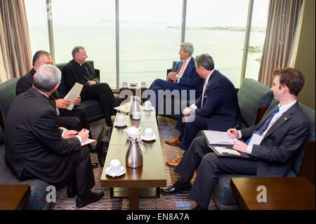 Stati Uniti Il segretario di Stato John Kerry si siede con il Segretario di Stato vaticano Cardinal Pietro Parolin e i rispettivi consulenti in Panama City, Panama, il 10 aprile 2015, all'inizio di una riunione bilaterale tenutasi a margine del vertice delle Americhe. Foto Stock