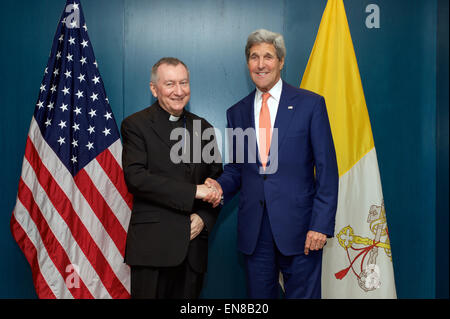 Stati Uniti Il segretario di Stato John Kerry scuote le mani con il Segretario di Stato vaticano Cardinal Pietro Parolin in Panama City, Panama, il 10 aprile 2015, prima di un incontro bilaterale a margine del vertice delle Americhe. Foto Stock