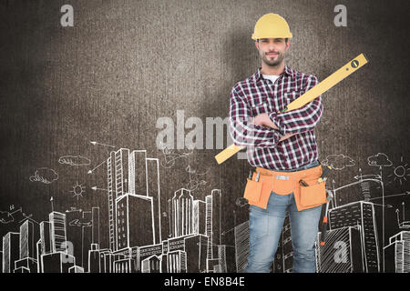 Immagine composita di sorridere tuttofare mantenendo la livella Foto Stock