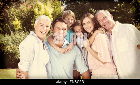 Famiglia sorridente e nonni in campagna Foto Stock