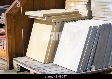 Nuova pavimentazione in lastre impilati su un pallet pronti per la vendita, UK. Foto Stock