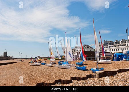 Barche a vela colorate su di una spiaggia di ciottoli di Dover, Kent, Inghilterra, Regno Unito. Foto Stock