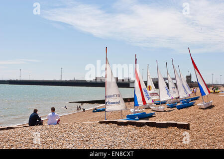 Barche a vela colorate su di una spiaggia di ciottoli di Dover, Kent, Inghilterra, Regno Unito. Foto Stock