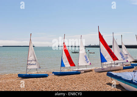 Barche a vela colorate su di una spiaggia di ciottoli di Dover, Kent, Inghilterra, Regno Unito. Foto Stock