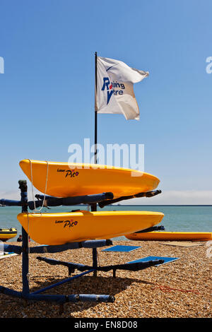 Barche a vela colorate su di una spiaggia di ciottoli di Dover, Kent, Inghilterra, Regno Unito. Foto Stock