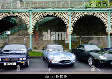 Giaguari classico parcheggiate lungo Madeira Drive in Brighton per un auto show. Foto Stock