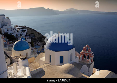 Chiesa tradizionale di Oia - Santorini, Grecia Foto Stock