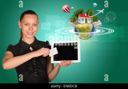 Businesslady holging scheda vuota e tablet Foto Stock