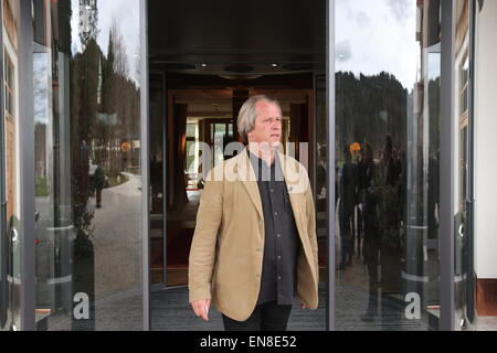 Proprietario Dietmar Mueller-Elmau di fronte alla nuova costruzione "Retreat' allo Schloss Elmau in Elmau, Germania, 27 aprile 2015. Il G7-vertice avrà luogo in hotel di lusso per il 08 e 09 giugno 2015. Lo stato gli ospiti saranno alloggiati nella suite di nuova costruzione. Foto: Stephan Jansen/dpa Foto Stock