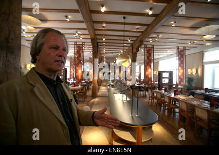 Proprietario Dietmar Mueller-Elmau in un ristorante Schloss Elmau in Elmau, Germania, 27 aprile 2015. Il G7-vertice avrà luogo in hotel di lusso per il 08 e 09 giugno 2015. Lo stato gli ospiti saranno alloggiati nella suite di nuova costruzione. Foto: Stephan Jansen/dpa Foto Stock