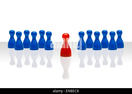 Il concetto di business per il team di leadership, leadership, passo avanti. Più pedina blu figure, rosso uno di fronte. Superficie di gradiente o Foto Stock