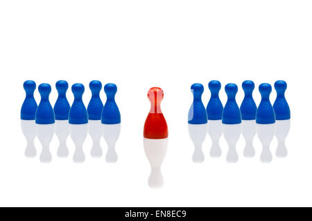 Il concetto di business per il team di leadership, leadership, passo avanti. Più pedina blu figure, rosso uno di fronte. Isolato su bianco Foto Stock