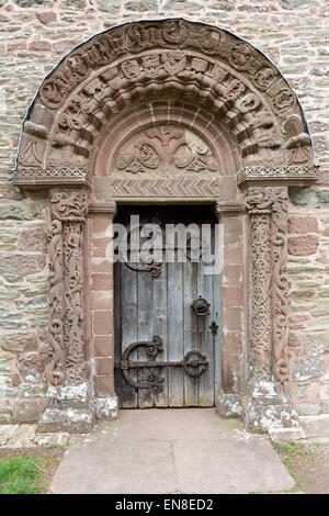 Porta sud della chiesa di Santa Maria e San Davide con sculture , Kilpeck, Hereford, England, Regno Unito Foto Stock