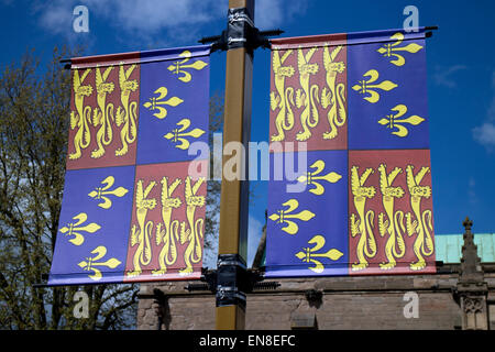 Royal standard al di fuori della cattedrale di Leicester, Leicestershire, Regno Unito Foto Stock