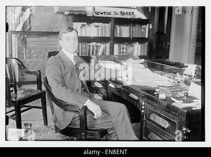 Newton D. Baker fu il 36° Segretario alla Guerra per gli Stati Uniti, servendo sotto il presidente Woodrow Wilson durante la prima guerra mondiale. Fu una figura chiave nella gestione delle forze armate statunitensi durante la guerra e giocò un ruolo cruciale nell'organizzazione degli sforzi bellici. Foto Stock