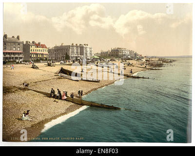 Questa vista della spiaggia che guarda a est a Worthing, in Inghilterra, cattura la bellezza naturale del paesaggio costiero. La spiaggia è conosciuta per la sua spiaggia di ciottoli e le acque cristalline, offrendo una vista panoramica verso l'orizzonte e le aree circostanti. Worthing è una popolare città di mare nel West Sussex con una ricca storia come destinazione turistica. Foto Stock