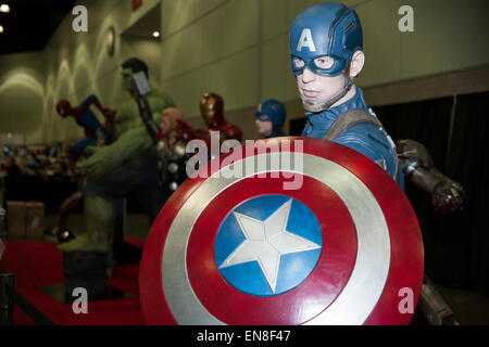 Le statue a grandezza naturale dei vendicatori con Capitan America a Stan Lee Comikaze Expo di Los Angeles. Foto Stock