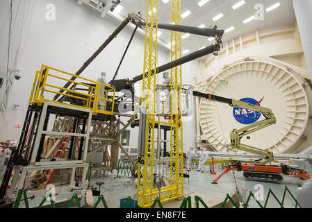 Ingegneri e tecnici distribuito manualmente lo specchio secondario struttura di supporto (SMS) del James Webb Space Telescope del backplane Pathfinder modello di test, al di fuori di una gigantesca simulazione spaziale camera detta camera A, alla NASA Johnson Space Center a Houston. Questo storico camera di prova è stato utilizzato in precedenza per i voli spaziali con equipaggio missioni e viene predisposta per un test criogenico di un telescopio Webb componente. In ambiente privo di gravità di spazio, il sistema SMS è distribuito da motori elettrici. Sul terreno, appositamente addestrato gli operatori utilizzano una manovella ed una collezione di massa meccanica sup Foto Stock