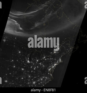 Utilizzando il "giorno-notte band" (DNB) del visibile imaging a raggi infrarossi Radiometer Suite (VIIRS), il Suomi National in orbita polare per l'accordo di partenariato (Suomi NPP) satellite acquisito questa vista dell'aurora boreale il 18 marzo 2015. Le luci del nord si dipanano attraverso del Canada Quebec, Ontario, Manitoba, Nunavut, e Terranova province nell'immagine, e sono parte della auroral ovale che espansa per mezzo delle latitudini a causa di una tempesta giromagnetico del 17 marzo 2015. Il DNB sensore rileva luce fioca segnali quali auroras, airglow, gas flares, luci della città, e riflessa al chiaro di luna. In caso di immagine Foto Stock