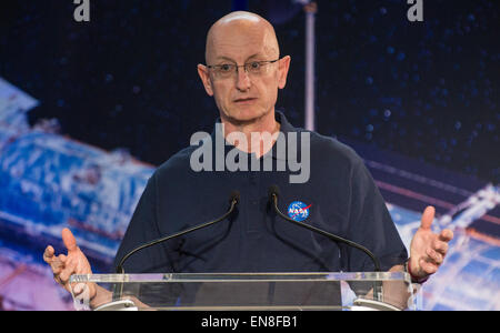Eric Smith, James Webb Space Telescope, direttore del programma e scienziato presso la sede della NASA, ha parlato all'evento del 25th Anniversary del Hubble Space Telescope presso lo Smithsonian Steven F. Udvar-Hazy Center a Chantilly, Virginia. L'evento ha evidenziato le scoperte scientifiche, la tecnologia, i risultati delle missioni e i contributi di Hubble all'esplorazione spaziale e all'astrofisica. Foto Stock