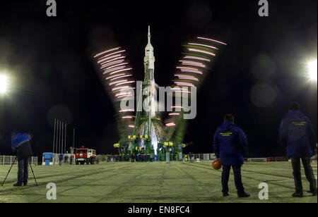 Al cosmodromo di Baikonur, le armi della struttura di servizio vengono abbassate prima del lancio della Sojuz TMA-16M trasportando i membri dell'equipaggio della Expedition 43 Scott Kelly, Mikhail Kornienko e Gennady Padalka alla stazione spaziale Internazionale per una missione di un anno che coinvolge operazioni di volo spaziale, ricerca e cooperazione internazionale. Foto Stock
