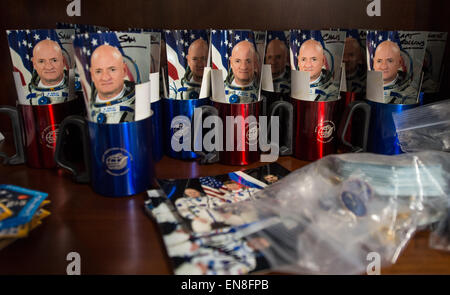 Preparati cimeli sono visti preparato per la famiglia e gli amici che verranno a visitare l'astronauta della NASA Scott Kelly al Gagarin Cosmonaut Training Center (GCTC) prima del suo lancio Soyuz con i compagni di spedizione 43 membri di equipaggio cosmonauta russo Mikhail Kornienko di l'agenzia Spaziale Federale Russa Roscosmos (), e il cosmonauta russo Gennady Padalka di Roscosmos, mercoledì 4 marzo 2015 nella città delle stelle, Russia. Il trio si sta preparando per il lancio per la Stazione Spaziale Internazionale nella loro Soyuz TMA-16M veicolo spaziale dal cosmodromo di Baikonur in Kazakistan il 28 marzo, il kazako tempo. Come un anno di equipaggio, ke Foto Stock