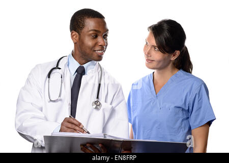 Due professionisti del settore medico per discutere le informazioni del paziente sulla base del documento, isolati su sfondo bianco. Foto Stock