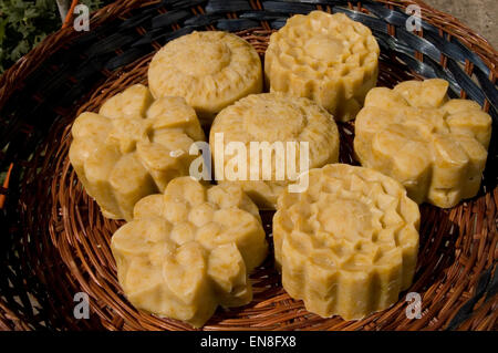 Bello e naturale saponi fatti a mano sul cestino. Foto Stock