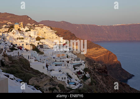 Vista di Oia, la piccola città sull isola di Santorini, Grecia Foto Stock