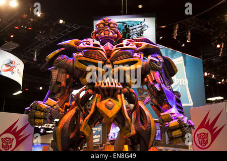 Una vista guardando verso l'alto la grande statua di Bumblebee dai trasformatori serie movie sul display a San Diego Comic Con. Foto Stock