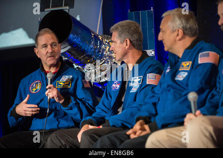 John Grunsfeld, amministratore di associare per la direzione di missione di scienza e il veterano di tre operazioni di manutenzione di Hubble missioni, tra cui la manutenzione di missione 4 nel 2009, modera un panel di discussione nel corso di un evento che celebra il venticinquesimo anniversario del telescopio spaziale Hubble, Sabato, 25 Aprile 2015 presso lo Smithsonian's Steven F. Udvar-Hazy Center di Chantilly, Va. In aggiunta alla missione di manutenzione 4 nel 2009, Grunsfeld volò verso il telescopio Hubble altre due volte sulla missione di manutenzione 3A nel 1999, la missione di assistenza 3B nel 2002. Durante i suoi tre missioni di Hubble, Grunsfeld eseguita otto i viaggi futuri in Foto Stock