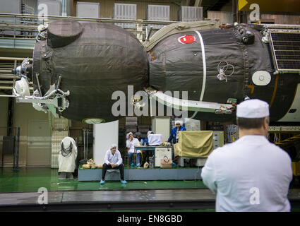 Il Soyuz TMA-16M veicolo spaziale è visto dopo essere stata abbassata in posizione per incapsulamento con sua carena, Venerdì, 20 marzo 2015 presso il cosmodromo di Baikonur in Kazakistan. Expedition 43 astronauta della NASA Scott Kelly e cosmonauti russo Gennady Padalka e Mikhail Kornienko di l'agenzia Spaziale Federale Russa Roscosmos () sono in programma di lancio per la Stazione Spaziale Internazionale nella Soyuz TMA-16M veicolo spaziale dal cosmodromo di Baikonur in Kazakistan il 28 marzo, il kazako tempo. Come un anno di equipaggio, Kelly e Kornienko farà ritorno a massa sul Soyuz TMA-18M nel marzo 2016. (NASA/Bill Ingalls) Foto Stock